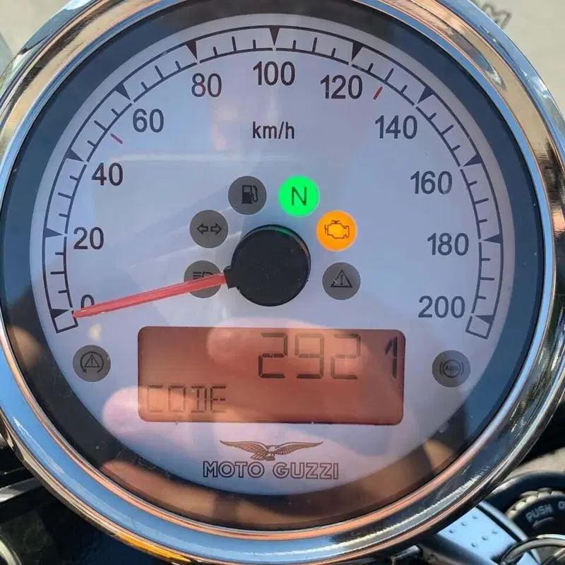 Moto Guzzi V9 Roamer (2016 - 18) (5)