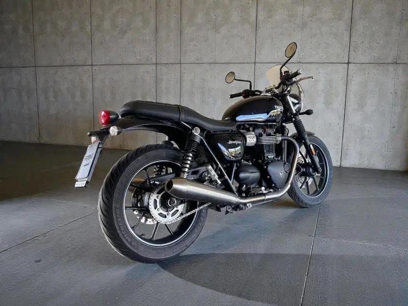 Triumph Street Twin 900 (2016) (5)
