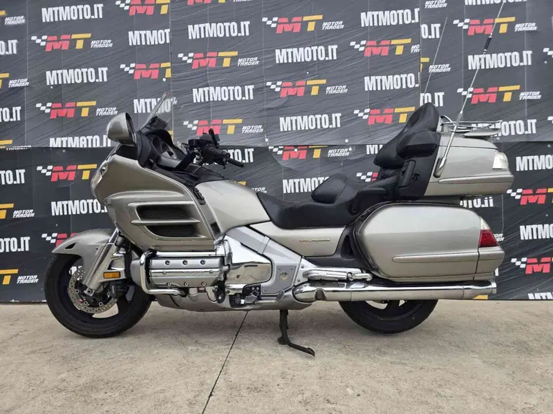 Honda GL 1800 Gold Wing (2000 - 05) (2)