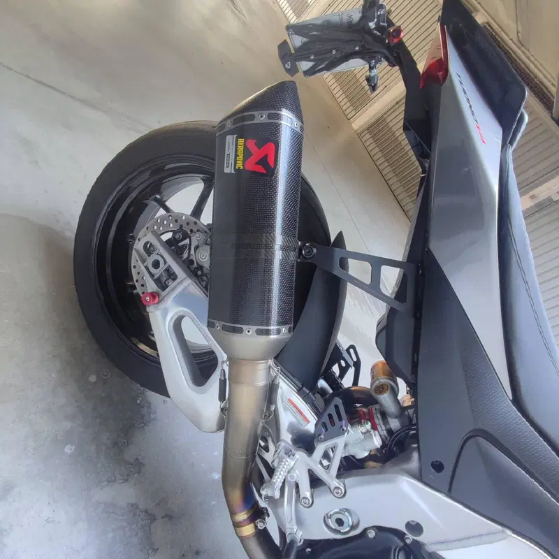 Aprilia Tuono V4 (2021 - 24) (4)