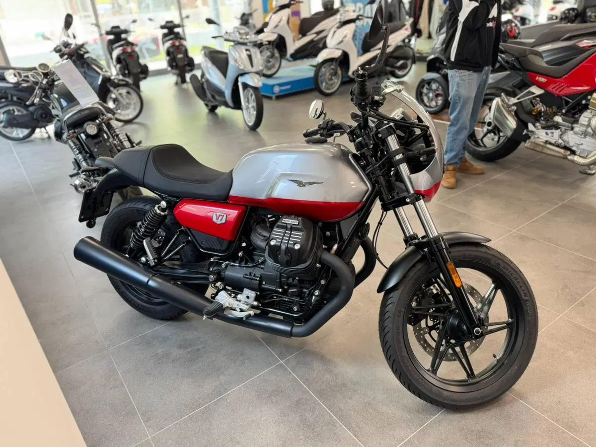 Moto Guzzi V7 Stone Corsa (2023 - 25) (3)