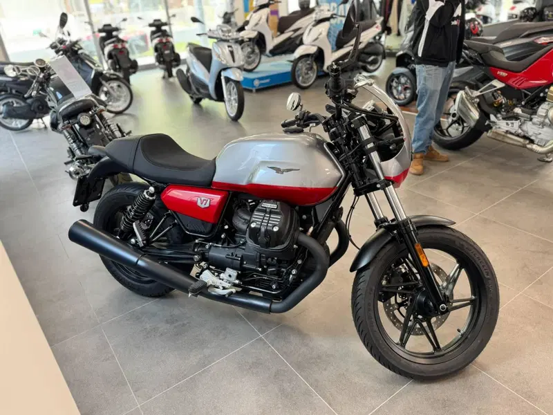 Moto Guzzi V7 Stone Corsa (2023 - 25) (3)
