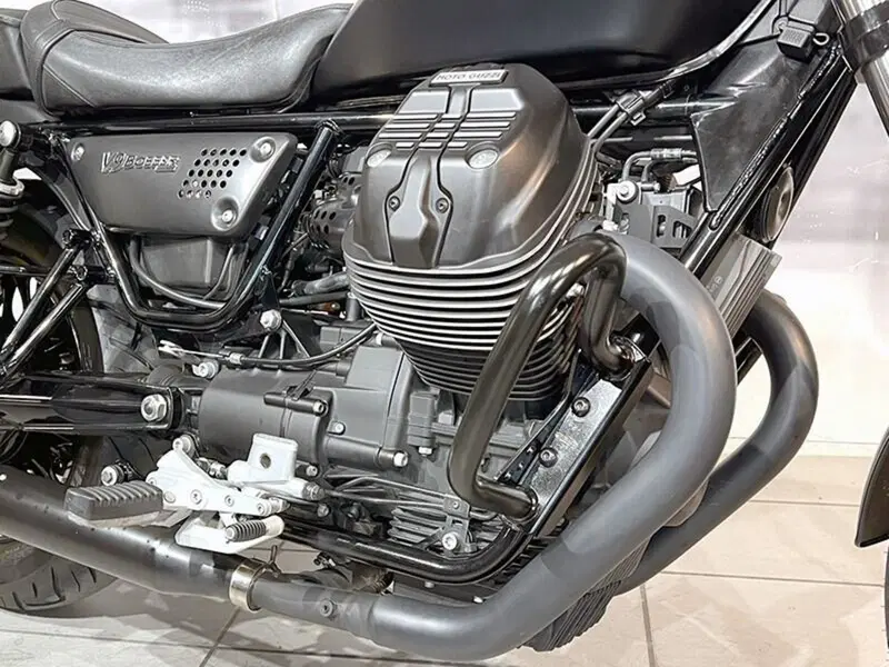 Moto Guzzi V9 Bobber (2018 - 20) (3)