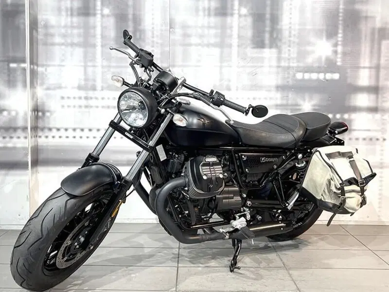 Moto Guzzi V9 Bobber (2018 - 20) (4)