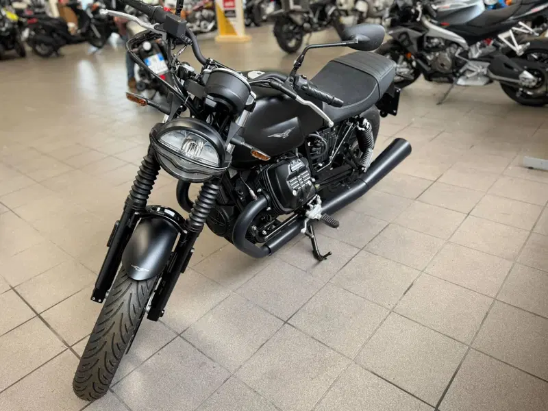 Moto Guzzi V7 Stone (2021 - 24) (2)