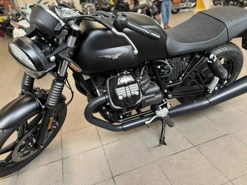 Moto Guzzi V7 Stone (2021 - 24) (3)