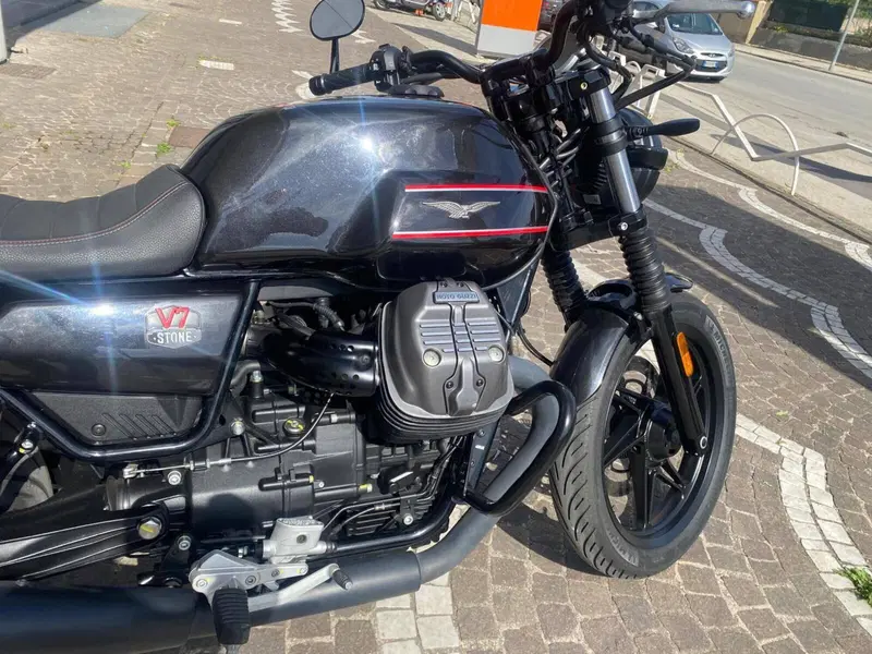 Moto Guzzi V7 Stone (2021 - 24) (5)