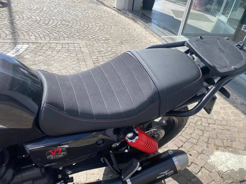 Moto Guzzi V7 Stone (2021 - 24) (7)