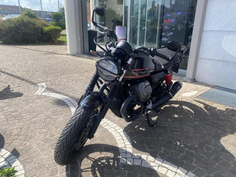 Moto Guzzi V7 Stone (2021 - 24) (4)