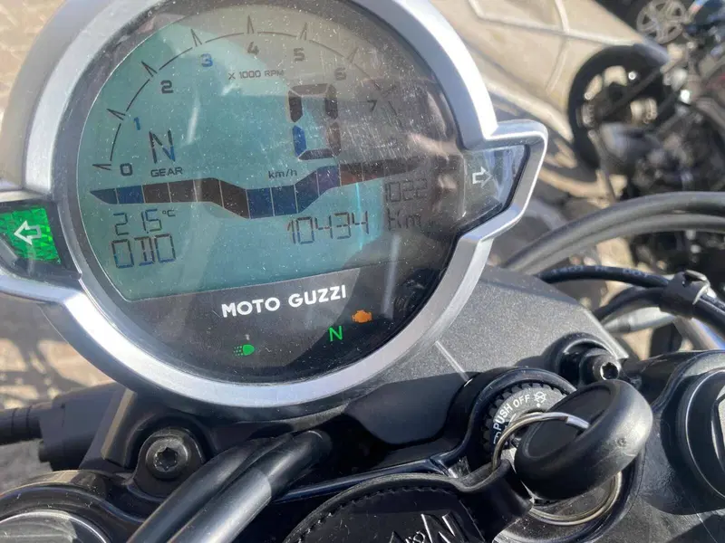 Moto Guzzi V7 Stone (2021 - 24) (3)