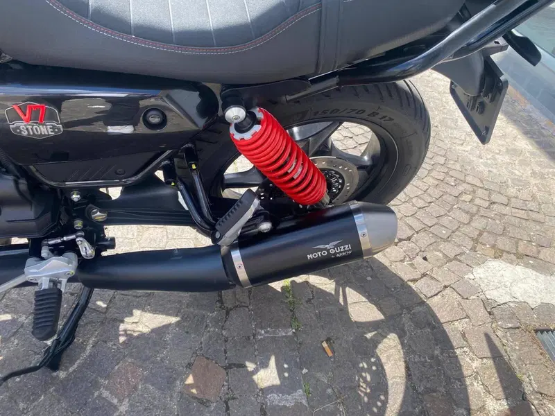 Moto Guzzi V7 Stone (2021 - 24) (9)