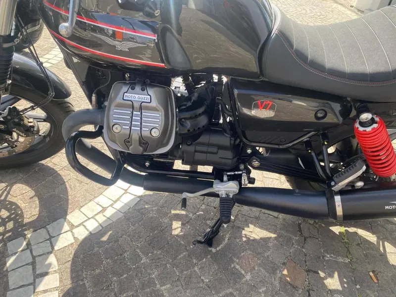 Moto Guzzi V7 Stone (2021 - 24) (10)