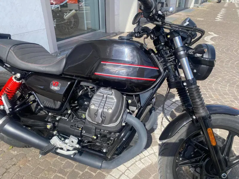 Moto Guzzi V7 Stone (2021 - 24) (6)