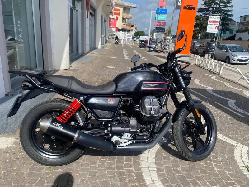 Moto Guzzi V7 Stone (2021 - 24)