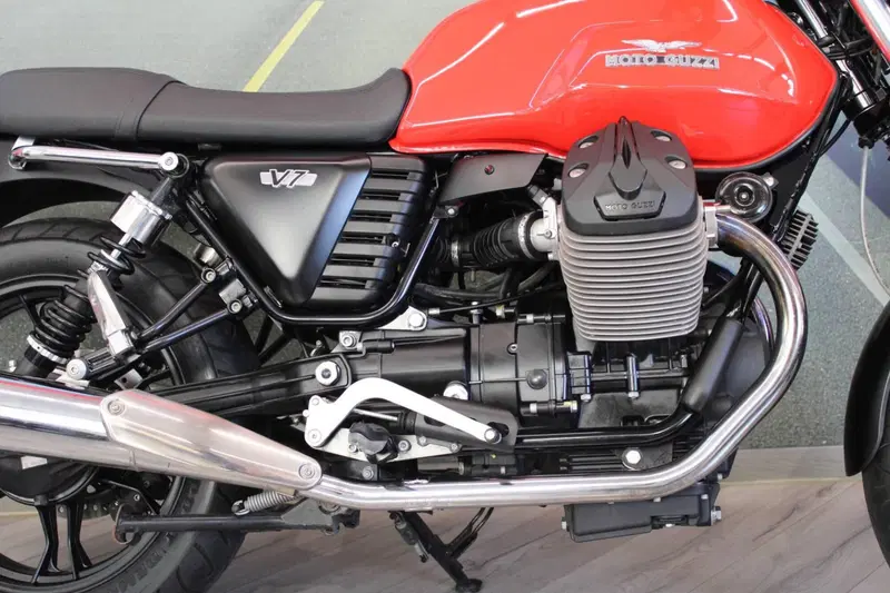 Moto Guzzi V7 Stone (2012 - 15) (14)