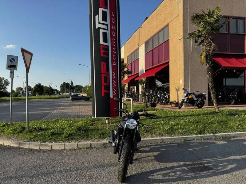 Moto Guzzi V7 Stone (2025 - 26) (2)