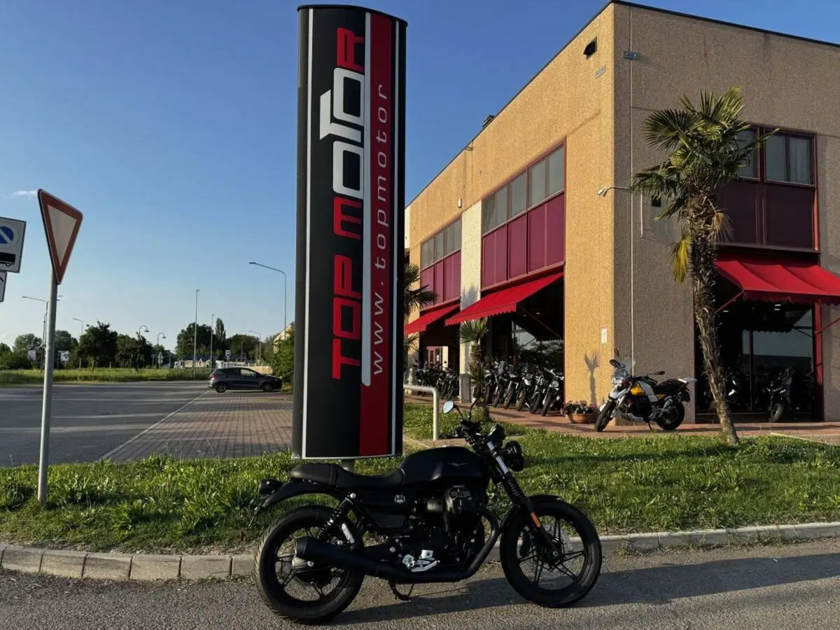 Moto Guzzi V7 Stone (2025 - 26)