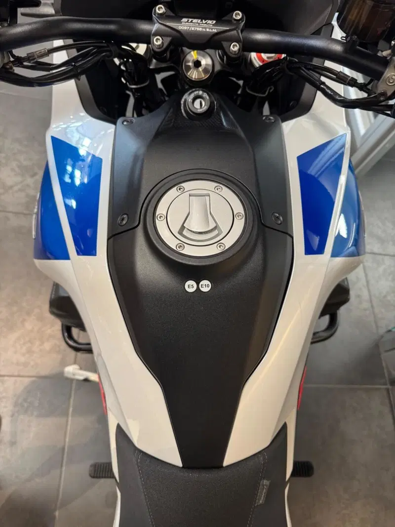 Moto Guzzi Stelvio Duecento Tributo (2025 - 26) (15)