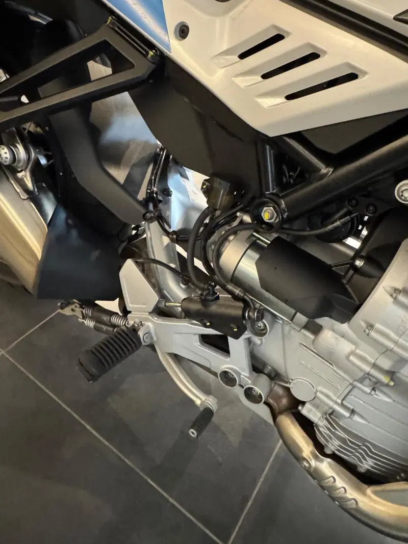Moto Guzzi Stelvio Duecento Tributo (2025 - 26) (17)