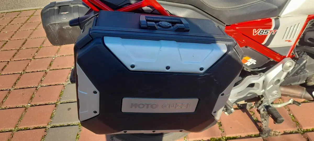 Moto Guzzi V85 TT Evocative Graphics (2019 - 20) (7)