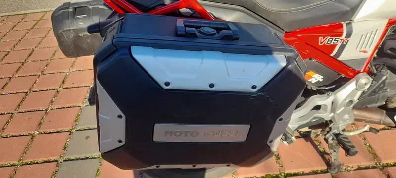 Moto Guzzi V85 TT Evocative Graphics (2019 - 20) (7)