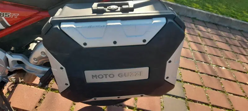 Moto Guzzi V85 TT Evocative Graphics (2019 - 20) (8)