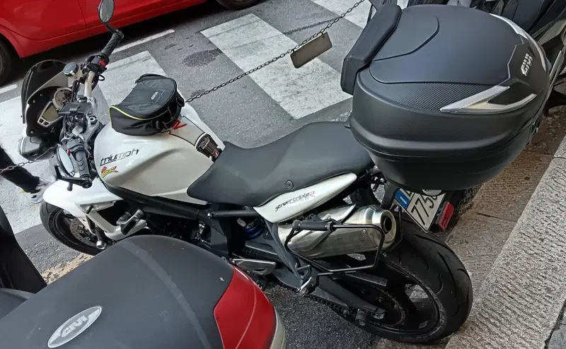 Triumph Street Triple R (2009 - 12) (2)