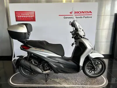 Piaggio Beverly 300 Hpe (2021) usata