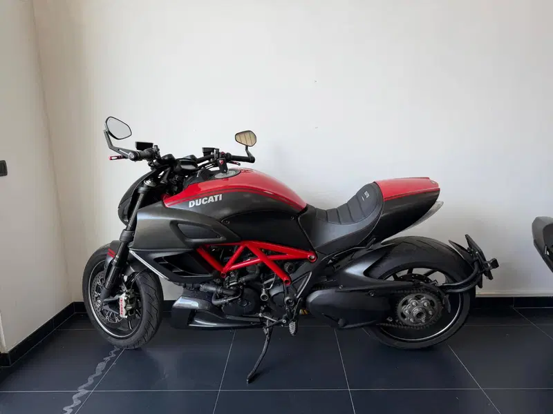 Ducati Diavel 1200 Carbon (2010 - 13) (2)