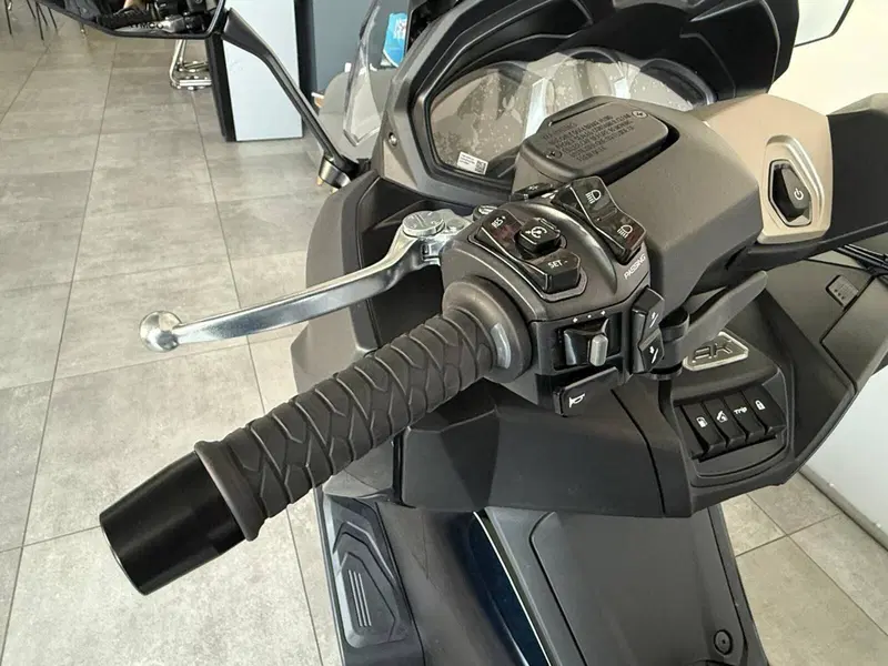 Kymco AK 575 Premium (2025 - 26) (9)