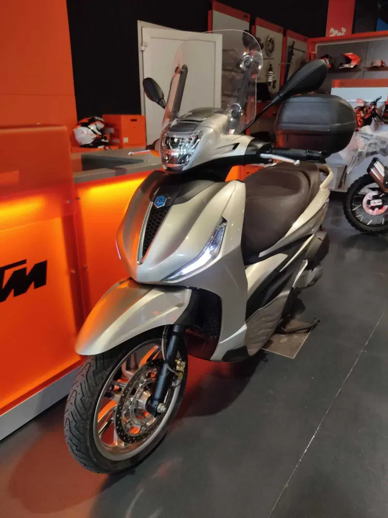 Piaggio Beverly 300 Hpe (2021) (4)