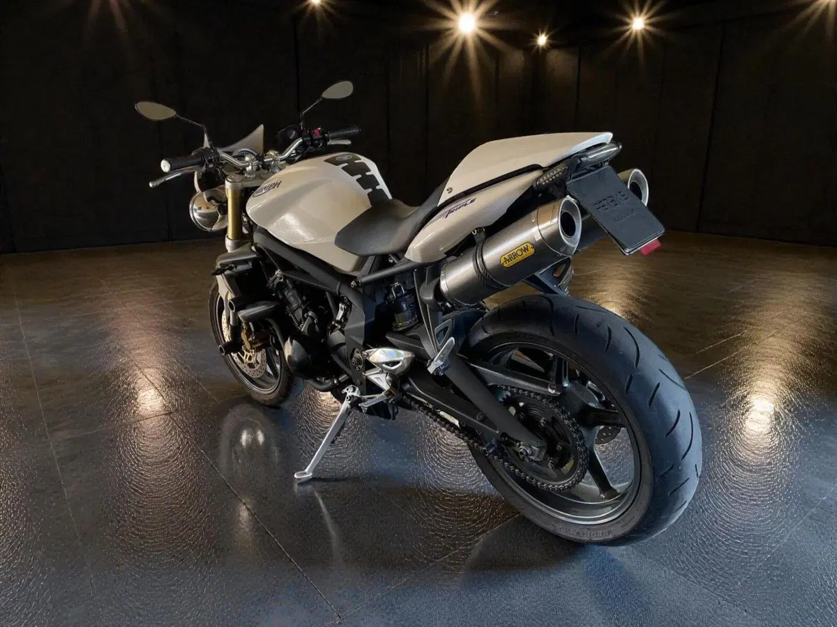 Triumph Street Triple (2007 - 12) (4)