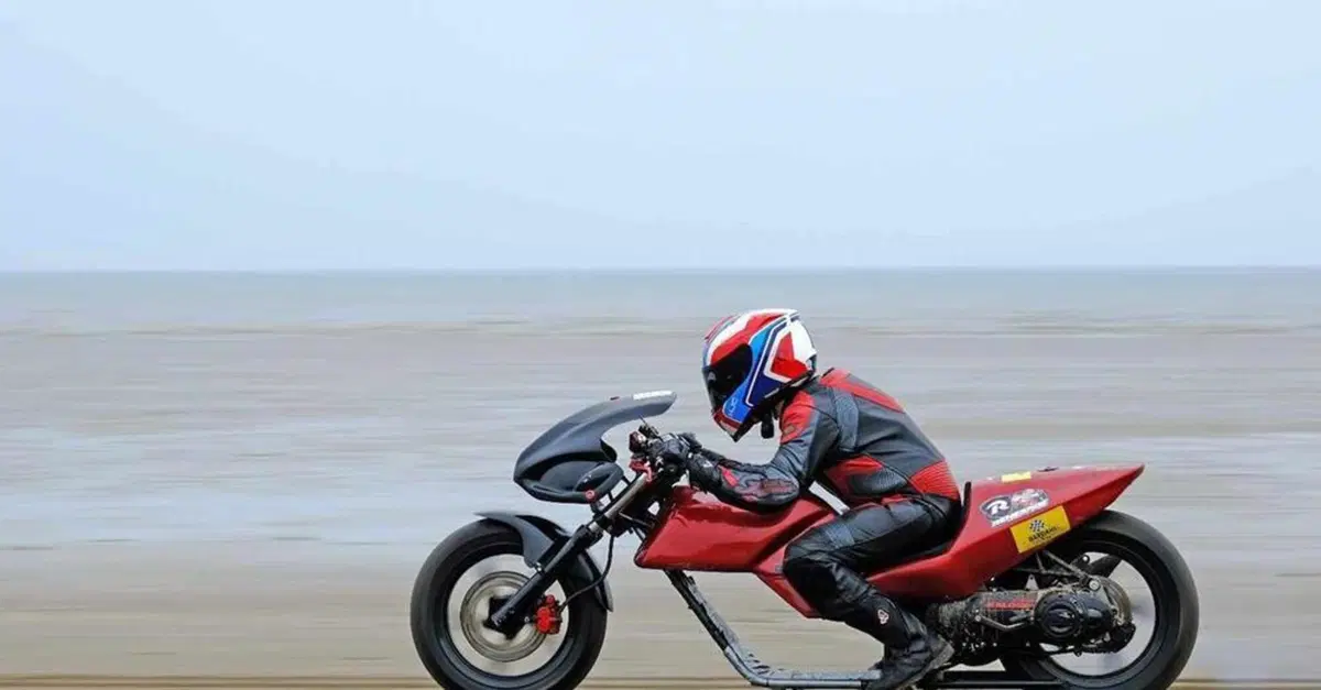 Alfie Barraclough, il dodicenne di Bradford che ha conquistato Pendine Sands