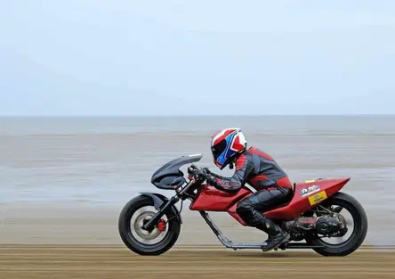 Alfie Barraclough, il dodicenne di Bradford che ha conquistato Pendine Sands