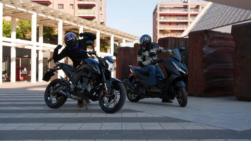Moto 125 contro scooter 125: chi &egrave; davvero il re della citt&agrave; nel 2026? [VIDEO]