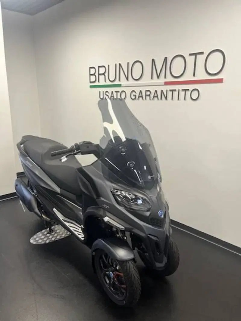 Piaggio MP3 530 Hpe Exclusive (2025 - 26) (4)