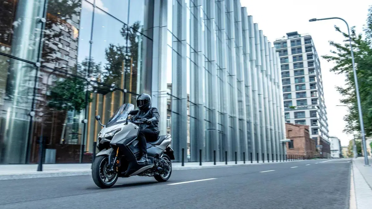 Yamaha TMax 2026, la prova: il re degli scooter sportivi alza ancora l’asticella