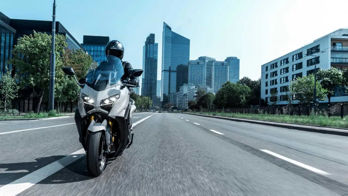 Yamaha TMax 2026, la prova: il re degli scooter sportivi alza ancora l’asticella (6)