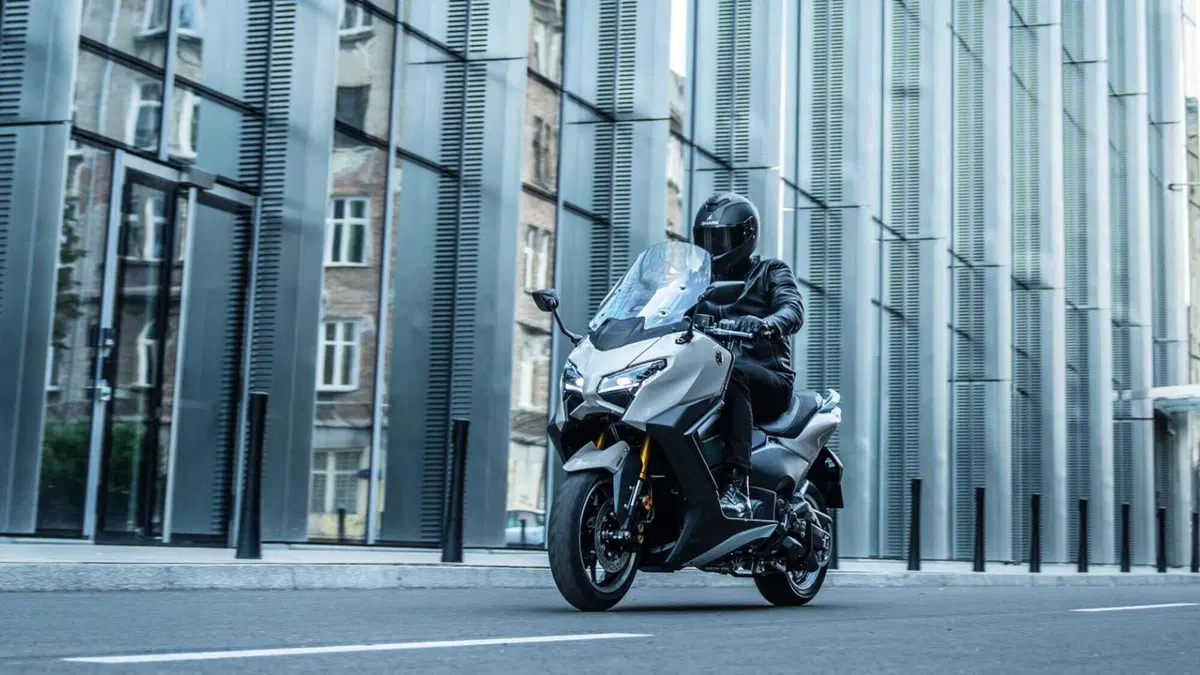 Yamaha TMax 2026, la prova: il re degli scooter sportivi alza ancora l’asticella (7)