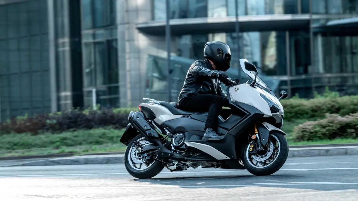 Yamaha TMax 2026, la prova: il re degli scooter sportivi alza ancora l’asticella (9)