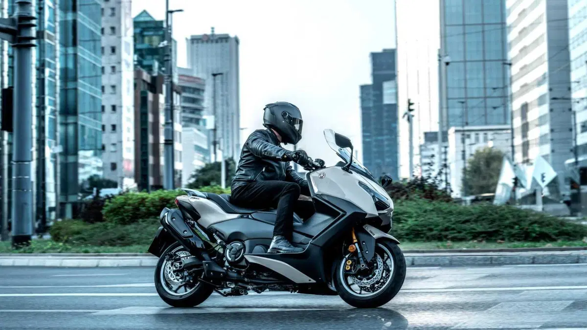 Yamaha TMax 2026, la prova: il re degli scooter sportivi alza ancora l’asticella (11)