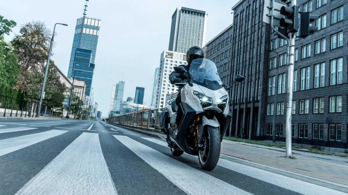Yamaha TMax 2026, la prova: il re degli scooter sportivi alza ancora l’asticella (12)