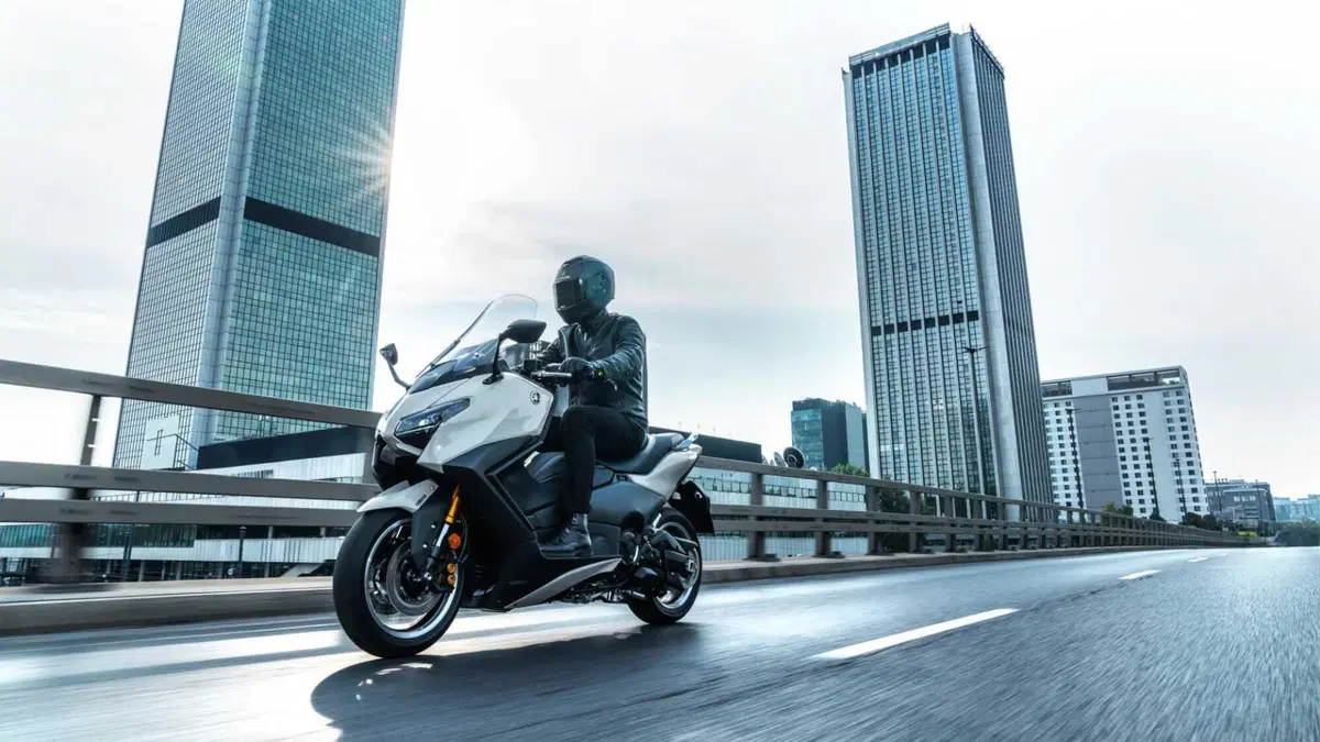 Yamaha TMax 2026, la prova: il re degli scooter sportivi alza ancora l’asticella (14)