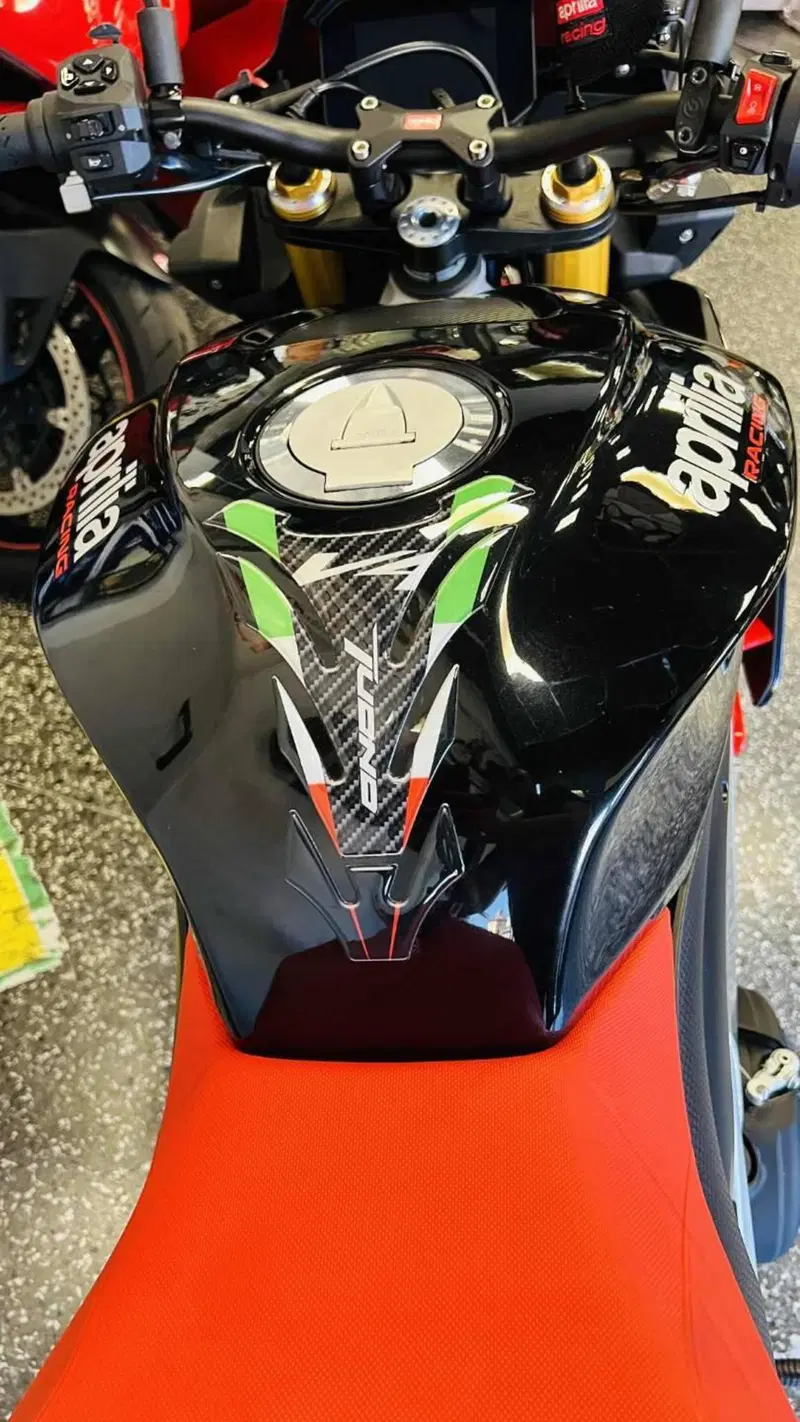 Aprilia Tuono V4 Factory (2021 - 24) (2)