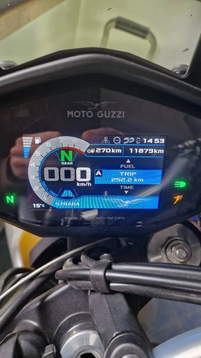 Moto Guzzi V85 TT Evocative Graphics (2019 - 20) (2)