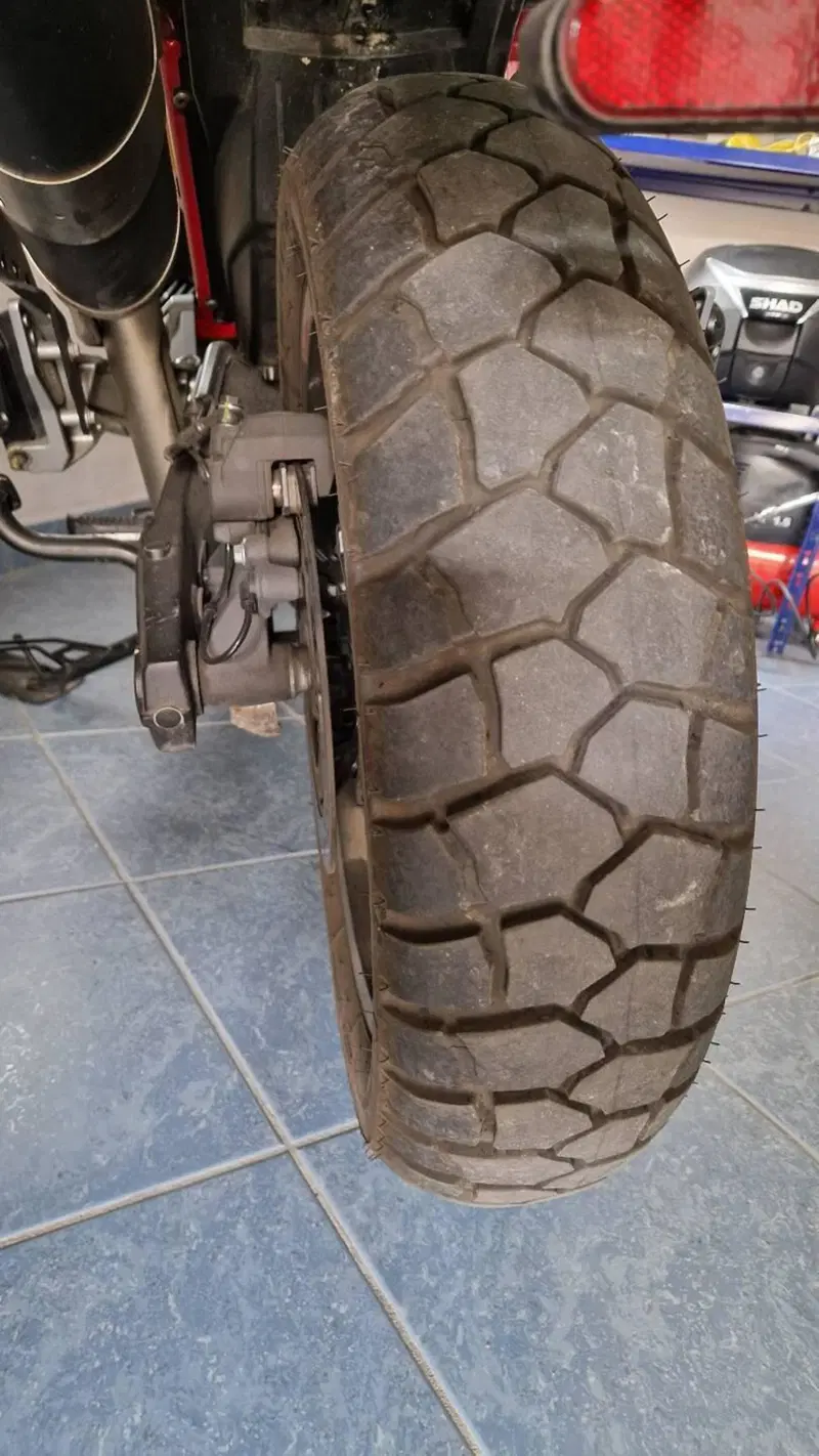 Moto Guzzi V85 TT Evocative Graphics (2019 - 20) (4)
