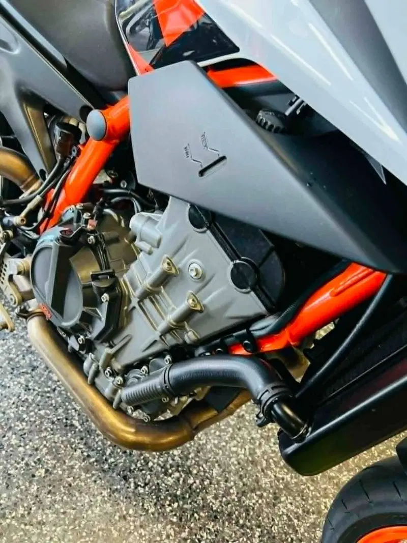 KTM 890 Duke R (2021) (4)