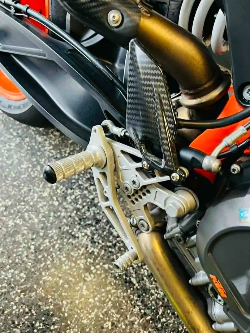 KTM 890 Duke R (2021) (8)