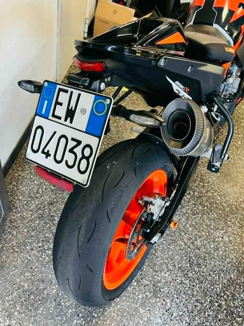 KTM 890 Duke R (2021) (10)