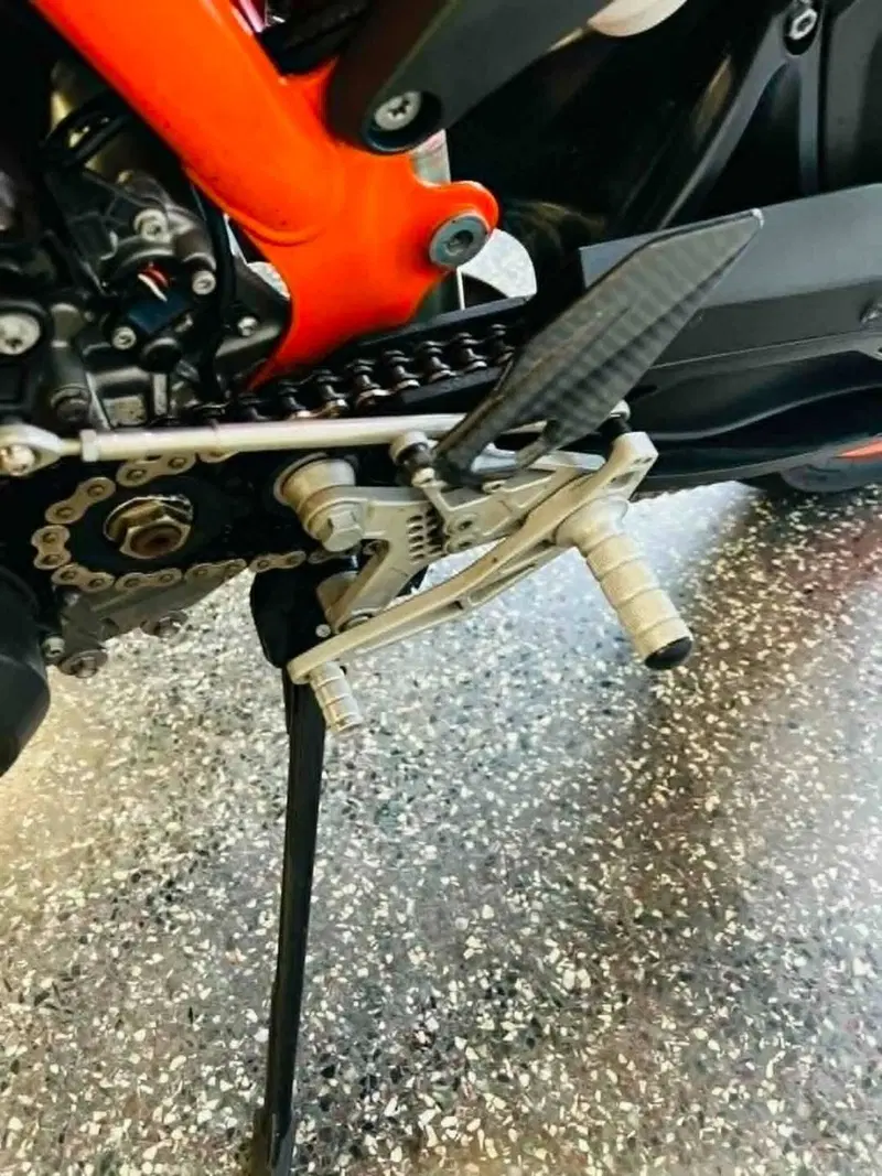 KTM 890 Duke R (2021) (11)